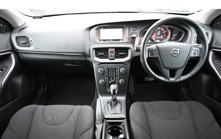 Volvo V40 II рестайлинг, 2018 год, 1 000 000 рублей, 10 фотография