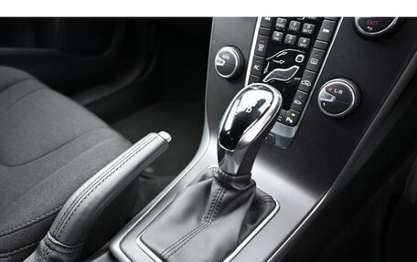 Volvo V40 II рестайлинг, 2018 год, 1 000 000 рублей, 14 фотография