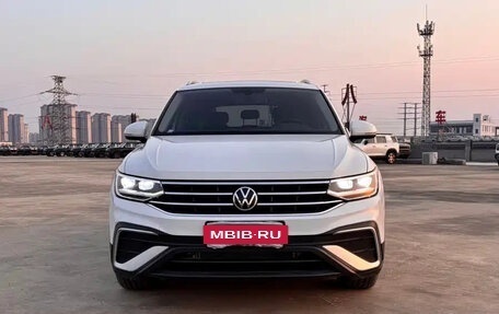 Volkswagen Tiguan II, 2023 год, 2 200 000 рублей, 2 фотография