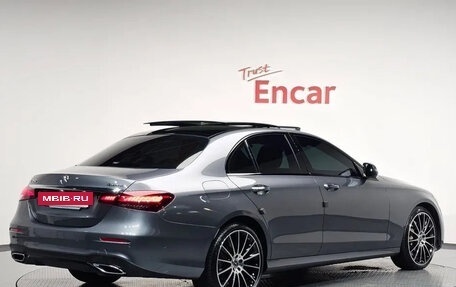 Mercedes-Benz E-Класс, 2023 год, 6 000 000 рублей, 3 фотография