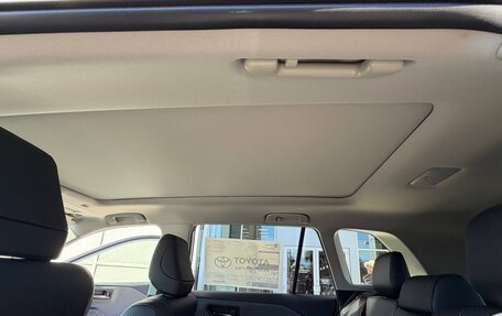 Toyota RAV4, 2026 год, 9 035 000 рублей, 24 фотография