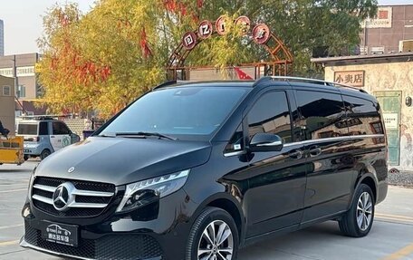 Mercedes-Benz V-Класс, 2023 год, 5 850 000 рублей, 3 фотография