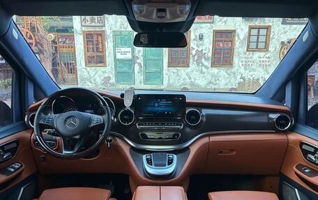 Mercedes-Benz V-Класс, 2023 год, 5 850 000 рублей, 10 фотография