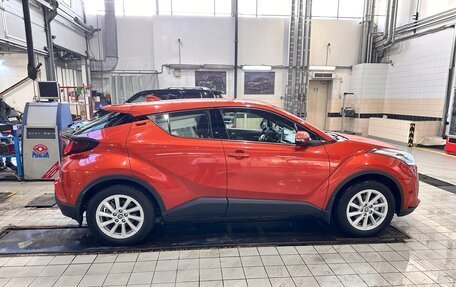 Toyota C-HR I рестайлинг, 2020 год, 2 750 000 рублей, 3 фотография