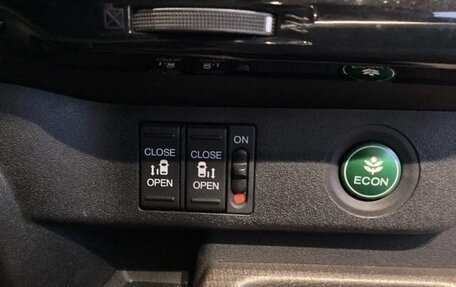 Honda Stepwgn IV, 2016 год, 1 600 000 рублей, 12 фотография