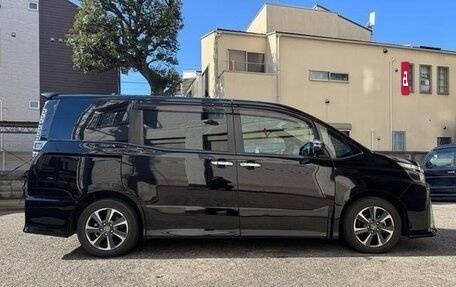 Toyota Voxy III, 2021 год, 2 070 000 рублей, 5 фотография