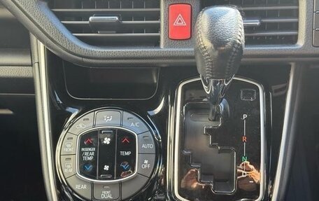 Toyota Voxy III, 2021 год, 2 070 000 рублей, 12 фотография