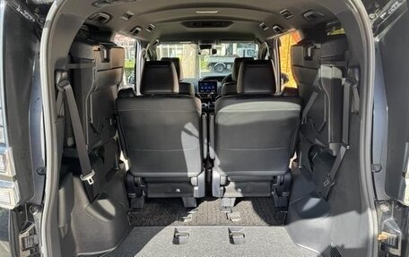 Toyota Voxy III, 2021 год, 2 070 000 рублей, 18 фотография