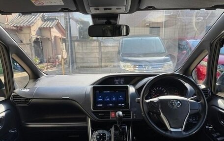 Toyota Voxy III, 2021 год, 2 070 000 рублей, 24 фотография