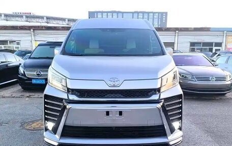 Toyota HiAce H300, 2023 год, 9 500 000 рублей, 3 фотография