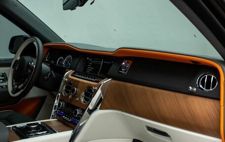 Rolls-Royce Cullinan, 2023 год, 47 000 000 рублей, 23 фотография