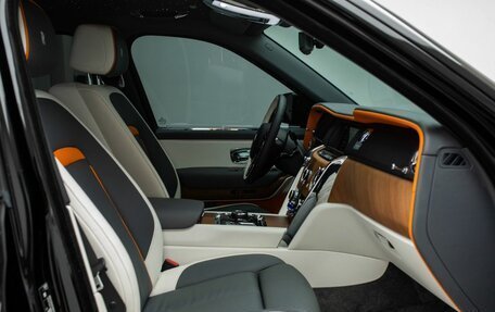 Rolls-Royce Cullinan, 2023 год, 47 000 000 рублей, 24 фотография