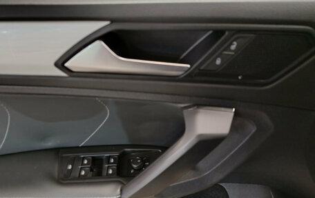 Volkswagen Tiguan II, 2021 год, 2 730 000 рублей, 13 фотография