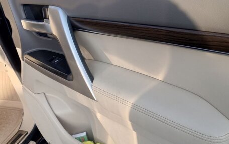 Toyota Land Cruiser 200, 2018 год, 7 400 000 рублей, 5 фотография