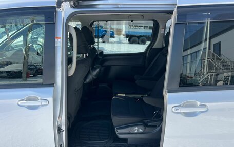 Toyota Voxy III, 2016 год, 1 949 900 рублей, 18 фотография