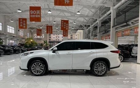 Toyota Highlander, 2023 год, 5 600 000 рублей, 4 фотография