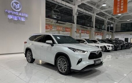 Toyota Highlander, 2023 год, 5 600 000 рублей, 8 фотография