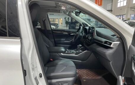 Toyota Highlander, 2023 год, 5 600 000 рублей, 17 фотография