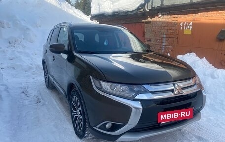 Mitsubishi Outlander III рестайлинг 3, 2015 год, 1 590 000 рублей, 4 фотография