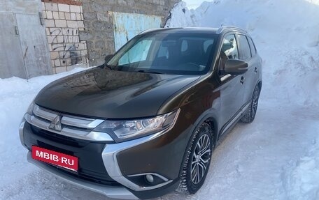 Mitsubishi Outlander III рестайлинг 3, 2015 год, 1 590 000 рублей, 3 фотография