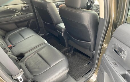 Mitsubishi Outlander III рестайлинг 3, 2015 год, 1 590 000 рублей, 9 фотография