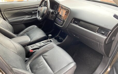 Mitsubishi Outlander III рестайлинг 3, 2015 год, 1 590 000 рублей, 8 фотография