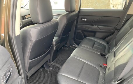 Mitsubishi Outlander III рестайлинг 3, 2015 год, 1 590 000 рублей, 7 фотография