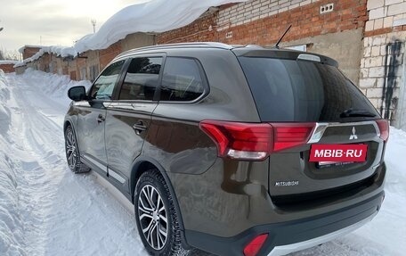 Mitsubishi Outlander III рестайлинг 3, 2015 год, 1 590 000 рублей, 5 фотография