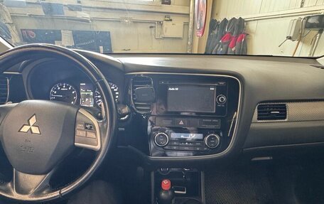 Mitsubishi Outlander III рестайлинг 3, 2013 год, 1 399 000 рублей, 8 фотография