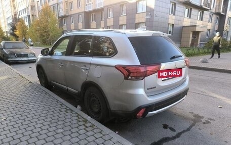 Mitsubishi Outlander III рестайлинг 3, 2018 год, 1 730 000 рублей, 2 фотография