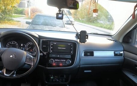 Mitsubishi Outlander III рестайлинг 3, 2018 год, 1 730 000 рублей, 6 фотография