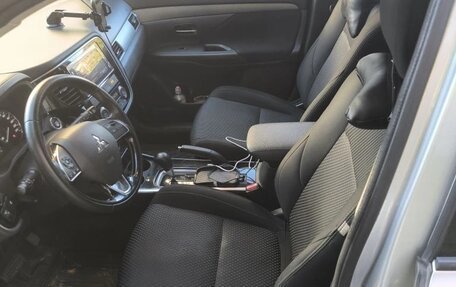 Mitsubishi Outlander III рестайлинг 3, 2018 год, 1 730 000 рублей, 8 фотография