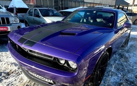 Dodge Challenger III рестайлинг 2, 2018 год, 3 100 000 рублей, 2 фотография