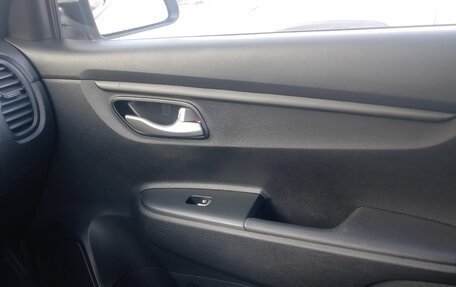 KIA Rio IV, 2018 год, 1 300 000 рублей, 4 фотография