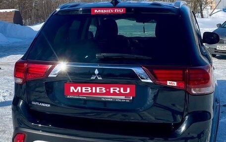 Mitsubishi Outlander III рестайлинг 3, 2020 год, 2 700 000 рублей, 3 фотография