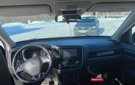 Mitsubishi Outlander III рестайлинг 3, 2020 год, 2 700 000 рублей, 4 фотография