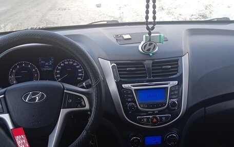 Hyundai Solaris II рестайлинг, 2012 год, 620 000 рублей, 9 фотография