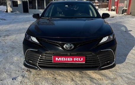 Toyota Camry, 2021 год, 2 350 000 рублей, 1 фотография