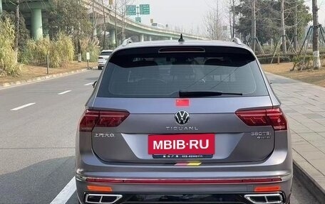 Volkswagen Tiguan II, 2021 год, 2 600 000 рублей, 3 фотография