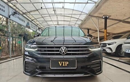 Volkswagen Tiguan II, 2021 год, 2 600 000 рублей, 2 фотография