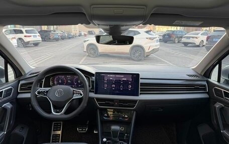 Volkswagen Tiguan II, 2021 год, 2 600 000 рублей, 15 фотография