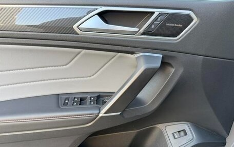 Volkswagen Tiguan II, 2021 год, 2 600 000 рублей, 19 фотография