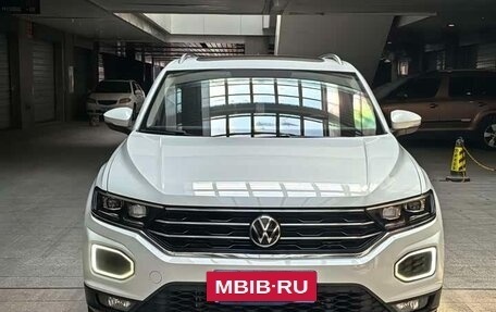 Volkswagen T-Roc I, 2022 год, 1 390 000 рублей, 2 фотография