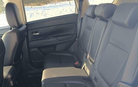 Mitsubishi Outlander III рестайлинг 3, 2018 год, 2 150 000 рублей, 10 фотография