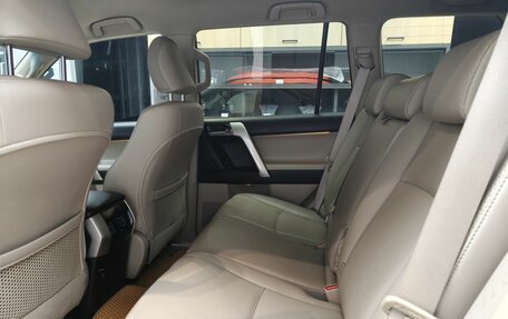 Toyota Land Cruiser Prado 150 рестайлинг 2, 2010 год, 2 950 000 рублей, 16 фотография