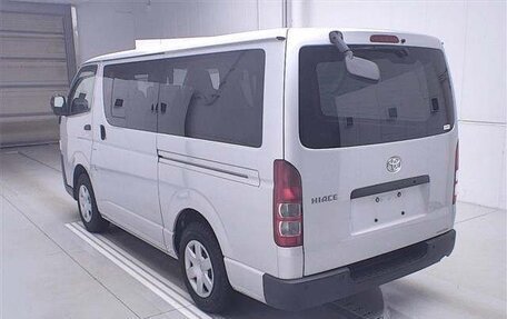 Toyota HiAce H200, 2020 год, 3 850 000 рублей, 2 фотография