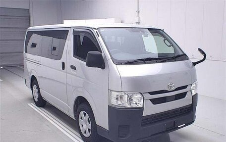 Toyota HiAce H200, 2020 год, 3 850 000 рублей, 1 фотография