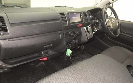 Toyota HiAce H200, 2020 год, 3 850 000 рублей, 4 фотография