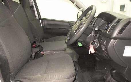 Toyota HiAce H200, 2020 год, 3 850 000 рублей, 3 фотография