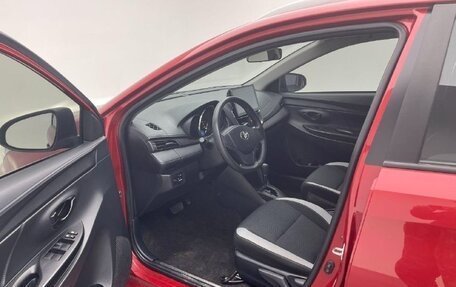 Toyota Yaris XP150 рестайлинг, 2021 год, 1 160 000 рублей, 6 фотография